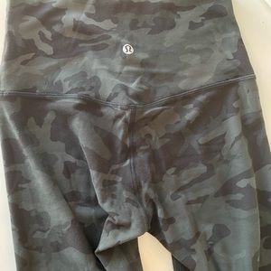 Lululemon crop 21” green camo align leggings